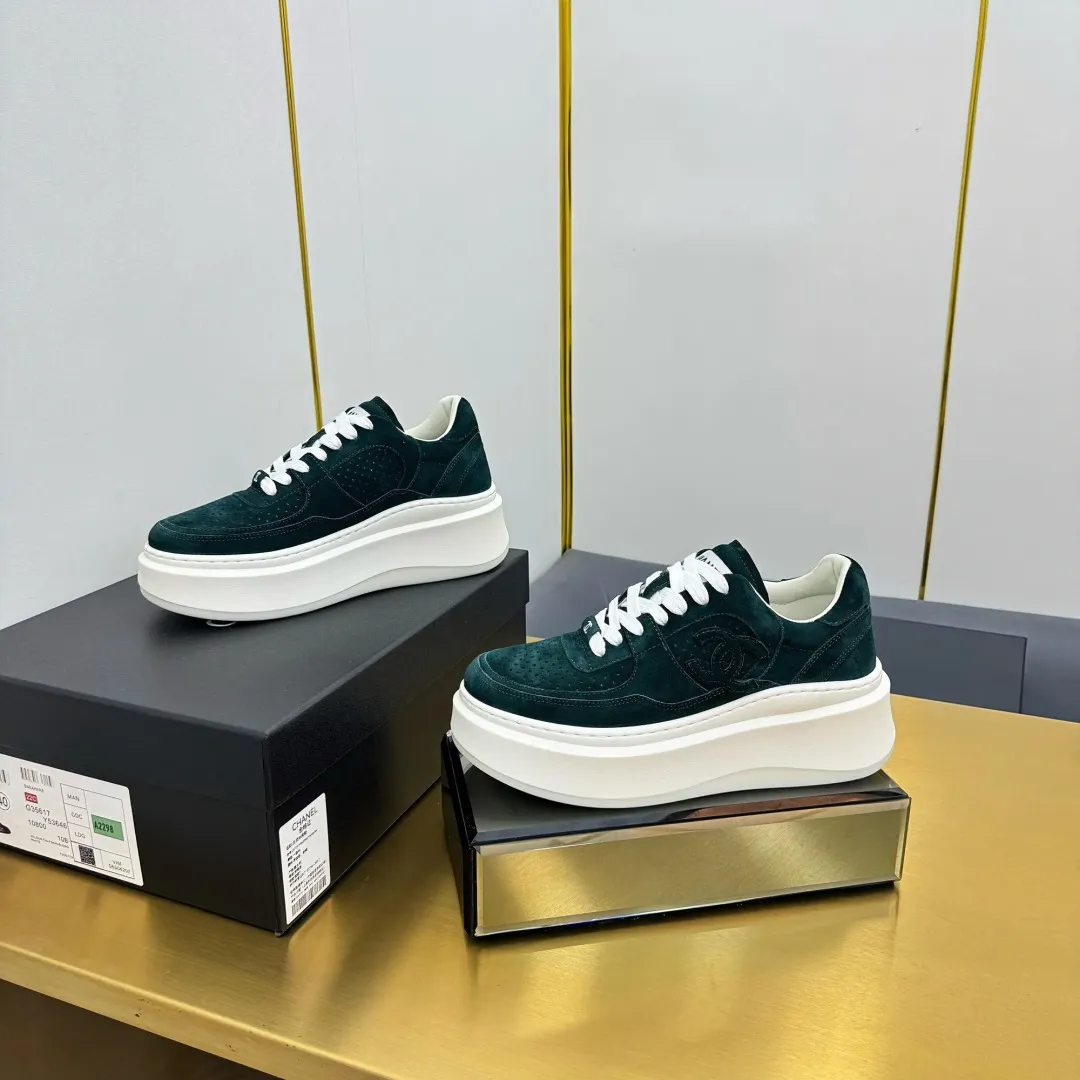 👟👟Ex-factory price 600👟👟 Upgraded version, upgraded version, upgraded version! No rebuttal accepted! ! ! ! Chanel Chanel panda shoes! 2025 counter's top casual sports shoes. This classic design; the upper is electro-embroidered with a variety of techniques; the outsole is fashionable and sporty; the unusual inclusion of a variety of color matching elements... The diversified mix and match is very good-looking and versatile, and can be used for leisure, fashion, sports, and outdoor... ꫛꫀꪝ Go➫ Materials: ❶Upper made of: original imported first-layer silk cowhide + original waterproof cloth + original first-layer cowhide ❷Inner lining: Original Yangli+Net ❸Outsole based on: Original TPU combination outsole Counter boutique packaging complete set for women 35–41 👉 👉